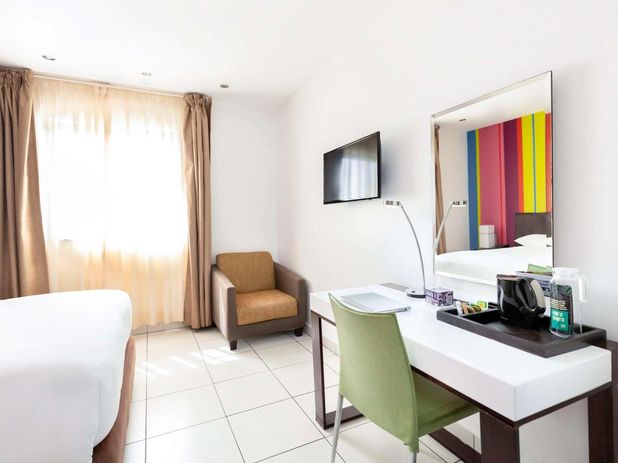 Отель Ibis Styles Accra Airport Экстерьер фото