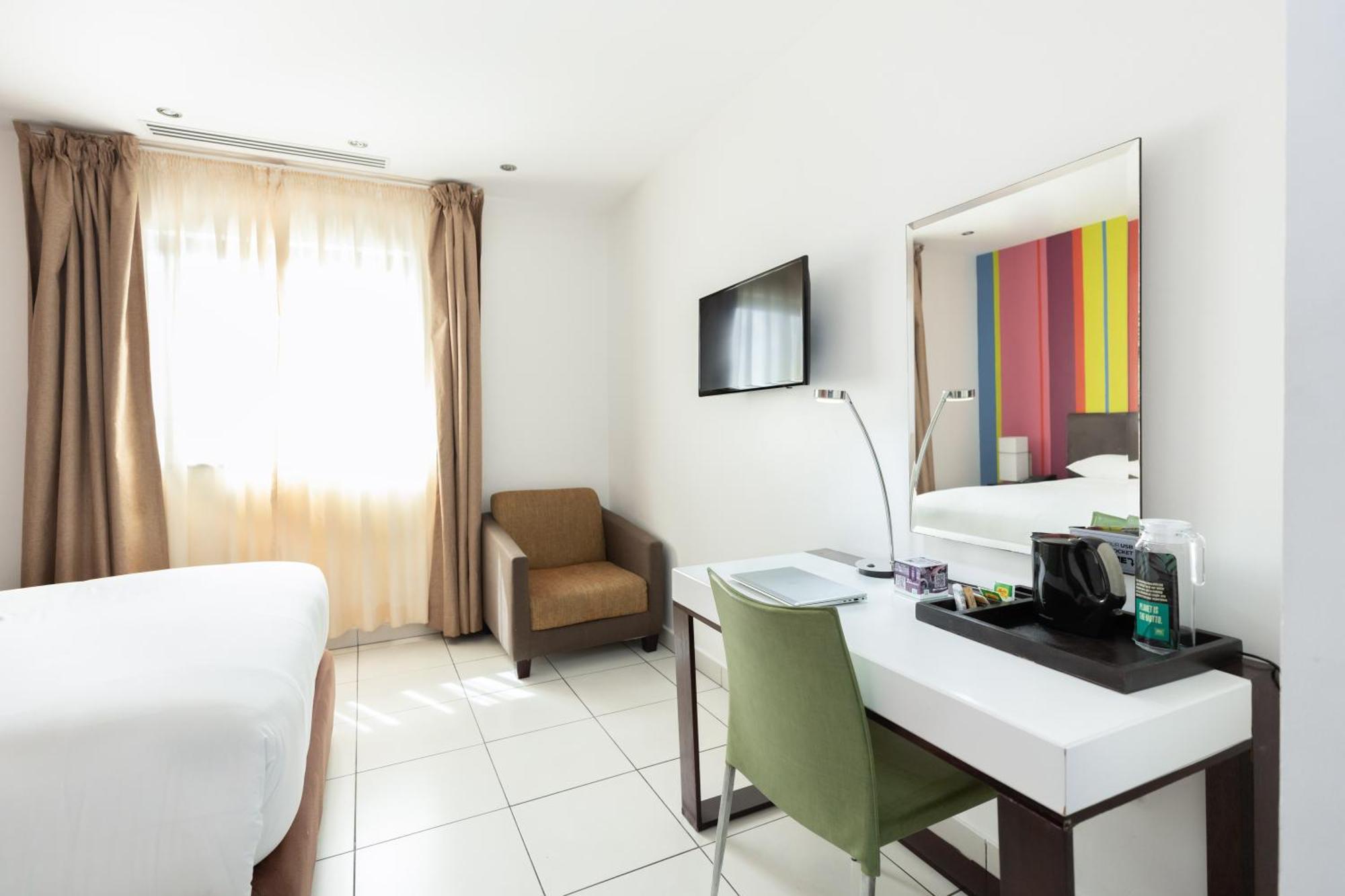 Отель Ibis Styles Accra Airport Экстерьер фото