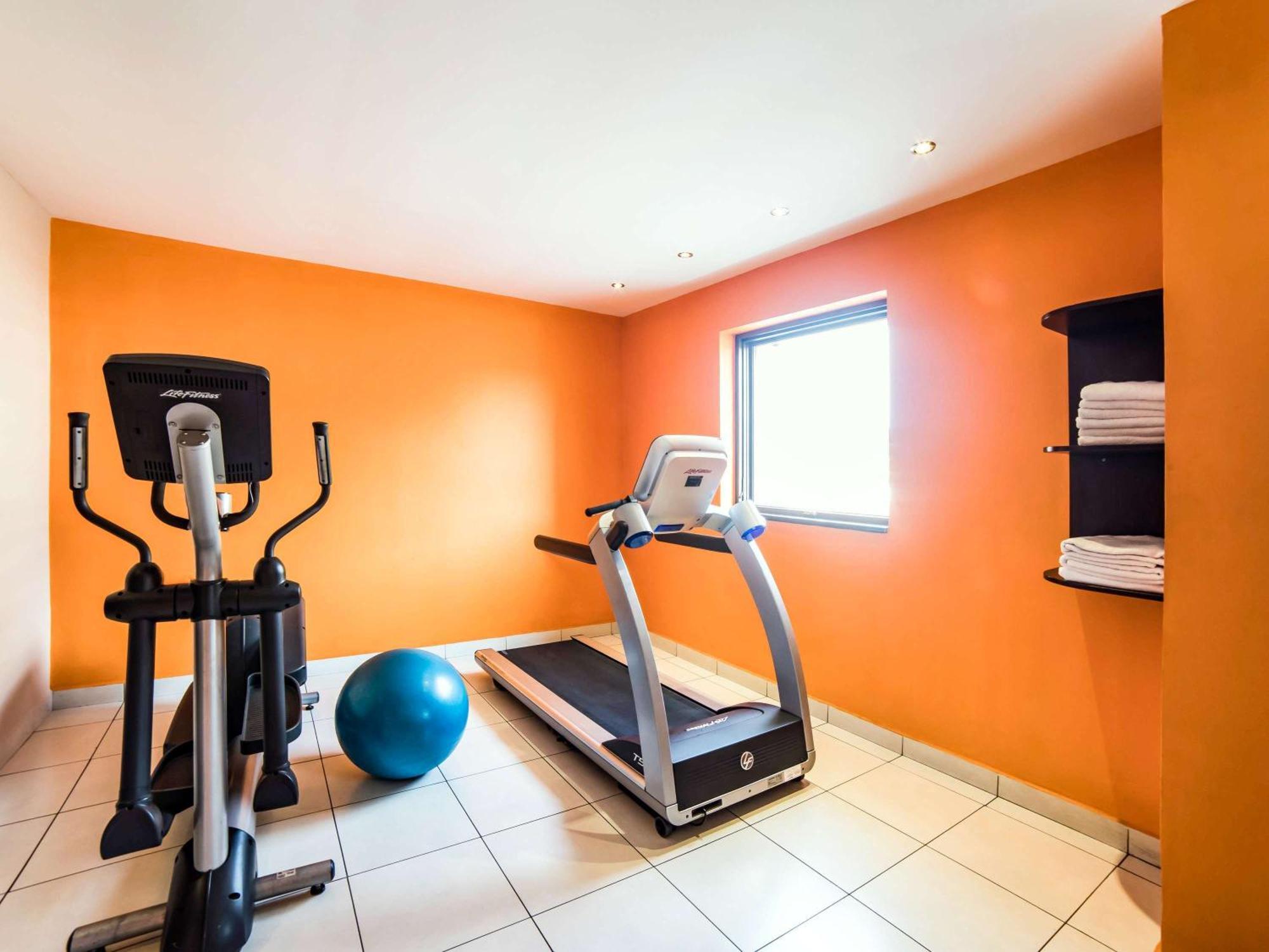Отель Ibis Styles Accra Airport Экстерьер фото