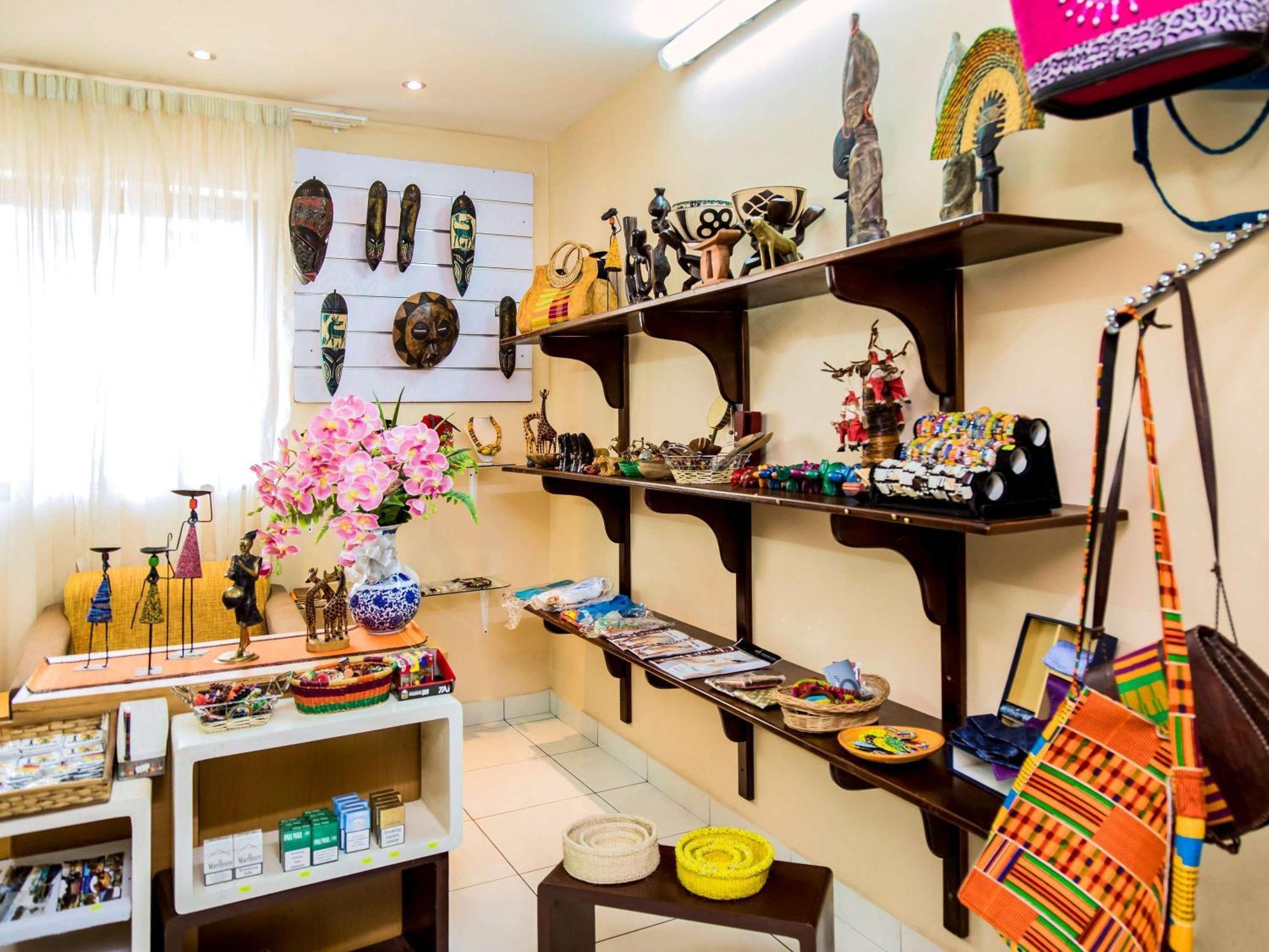 Отель Ibis Styles Accra Airport Экстерьер фото