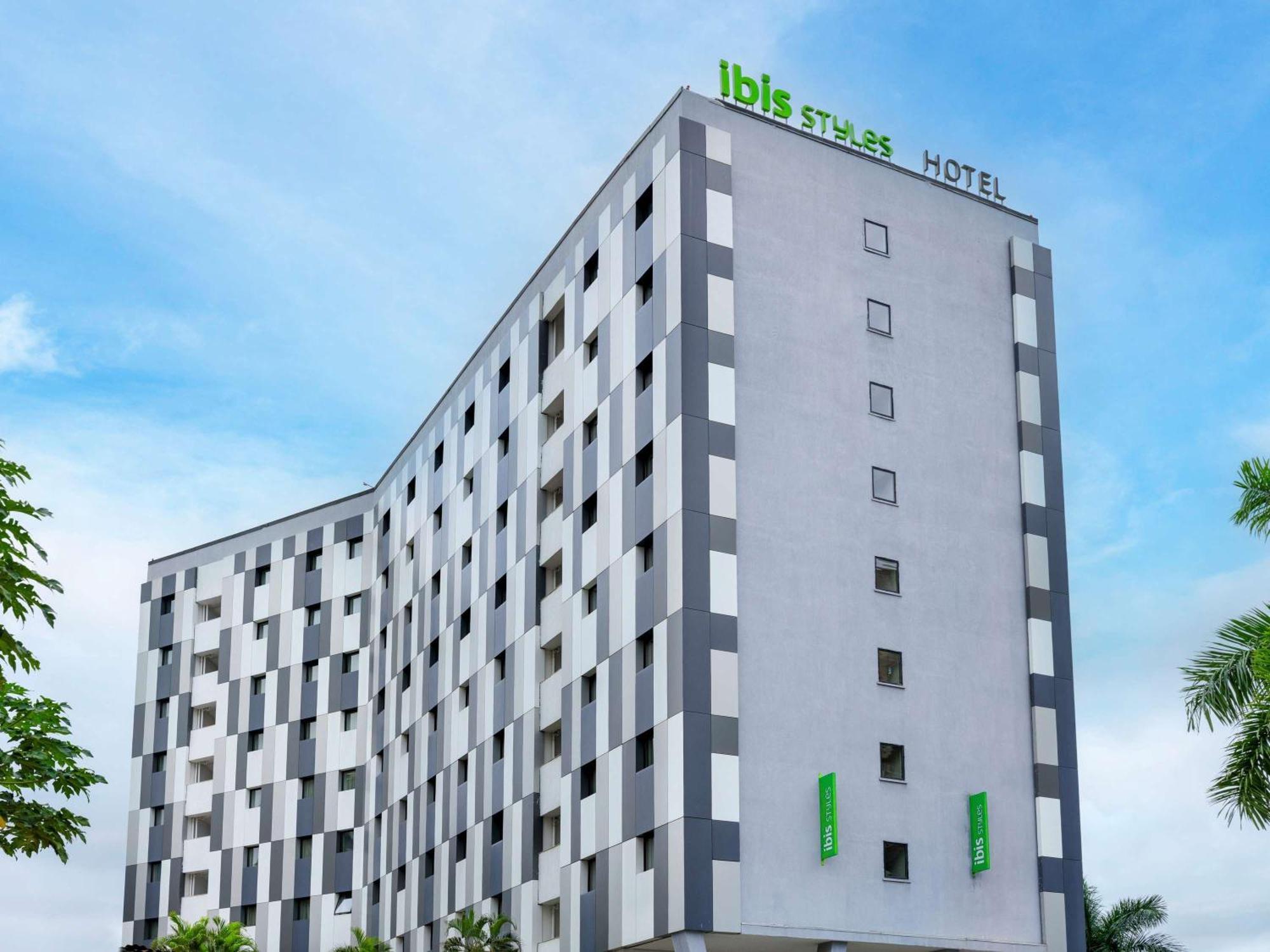 Отель Ibis Styles Accra Airport Экстерьер фото