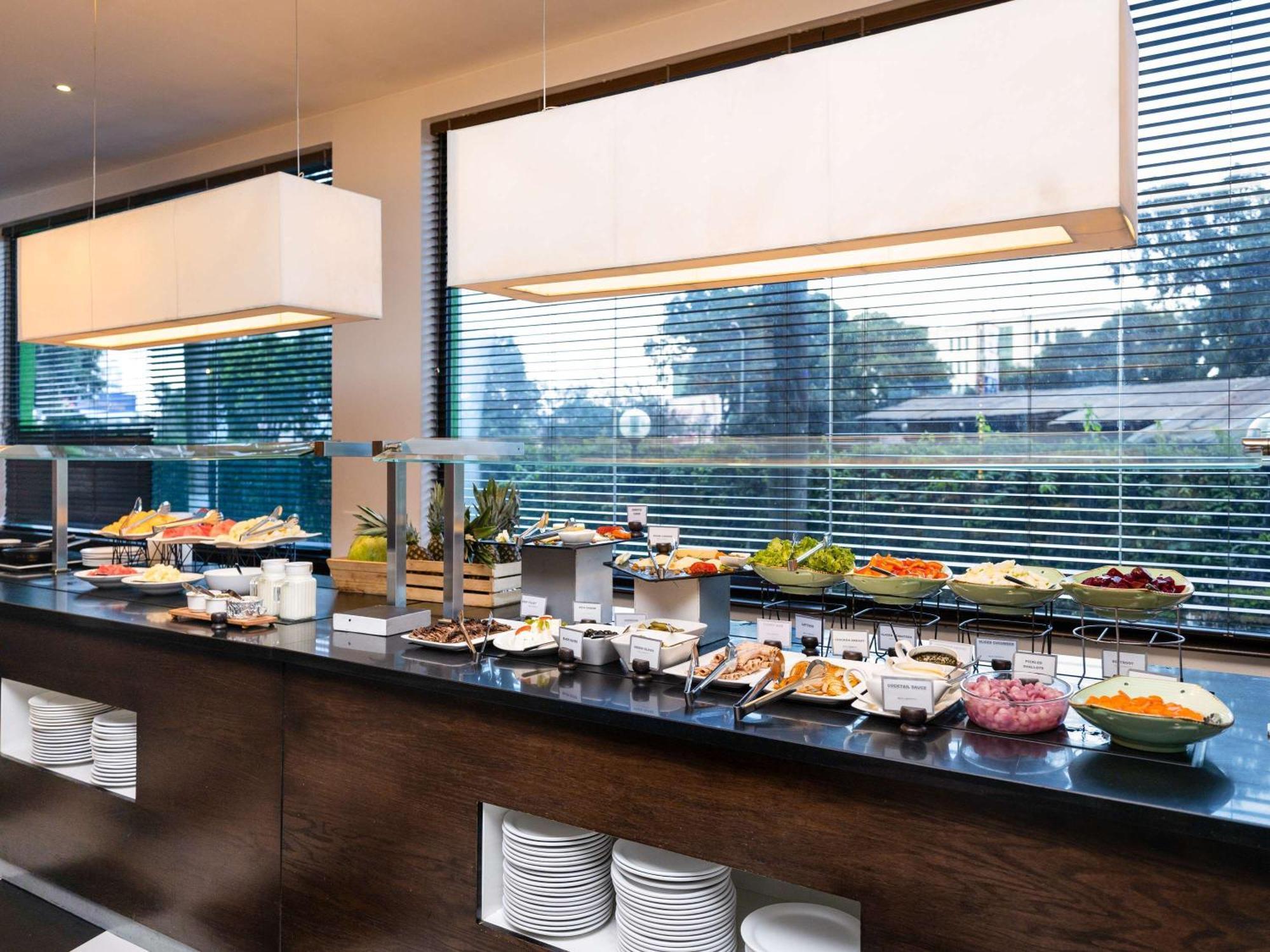 Отель Ibis Styles Accra Airport Экстерьер фото